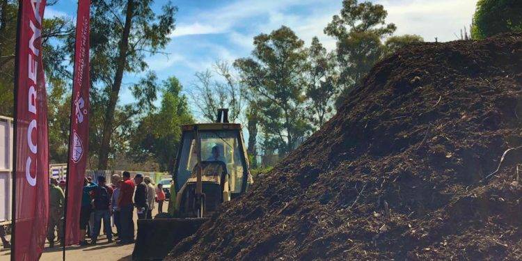 Productores de San Andrés Mixquic reciben composta para sus tierras 