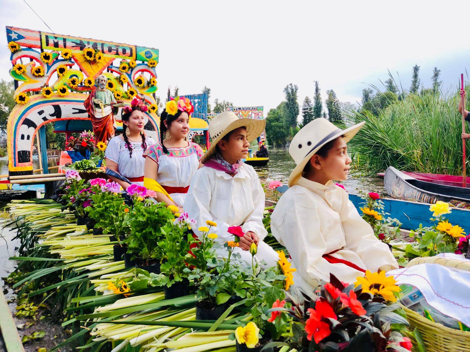 Trajineras y flores adornan los canales de Tláhuac