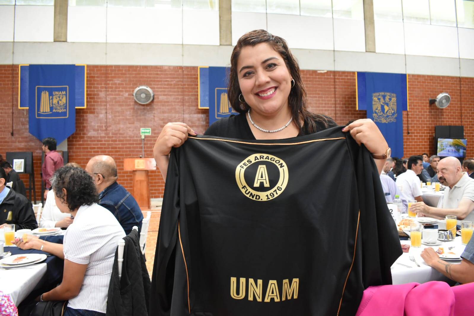 Asiste alcaldesa Berenice Hernández al primer desayuno de la comunidad de egresados en FES Aragón