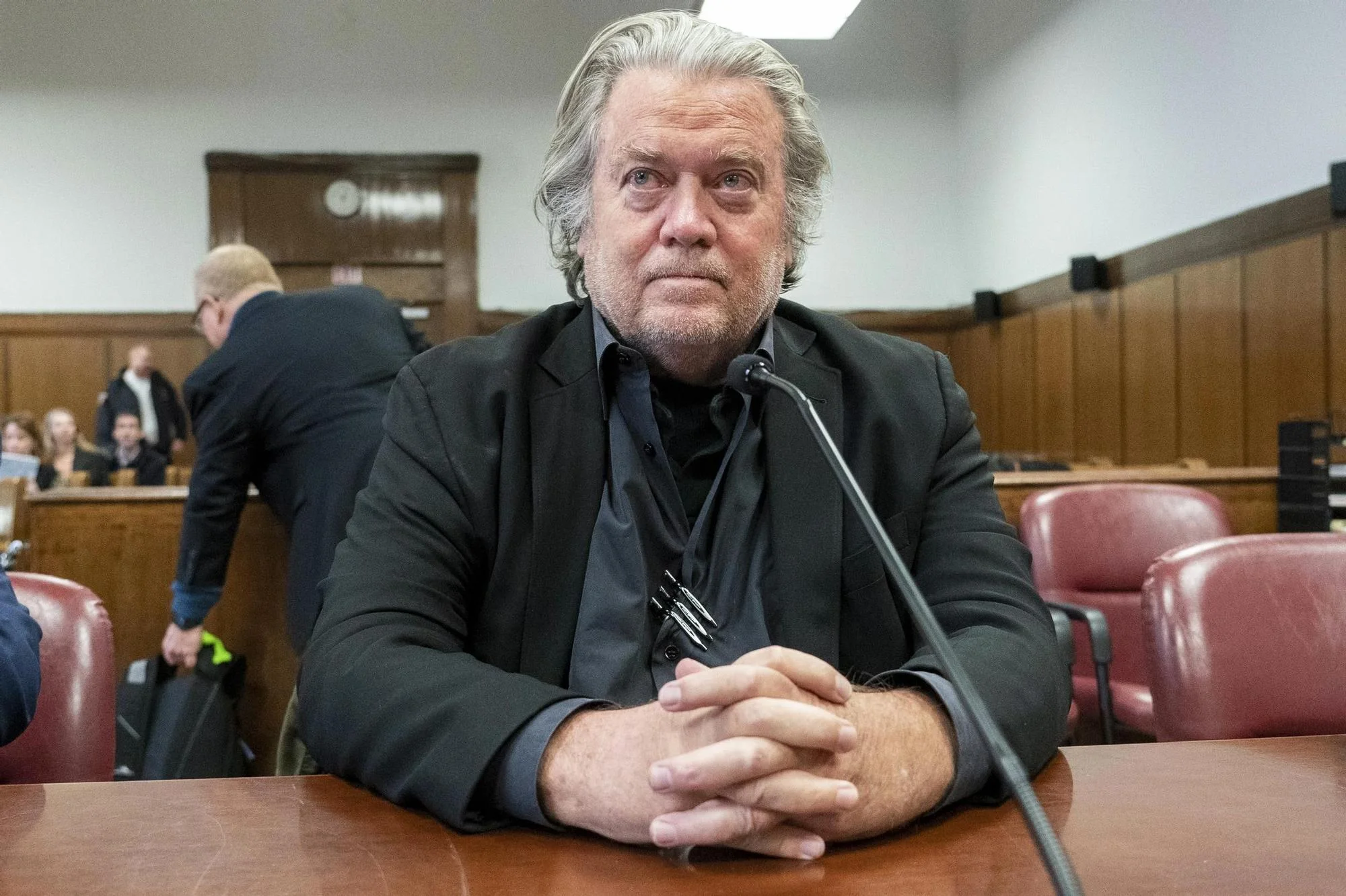 Steve Bannon sale de prisión y reafirma apoyo a Trump