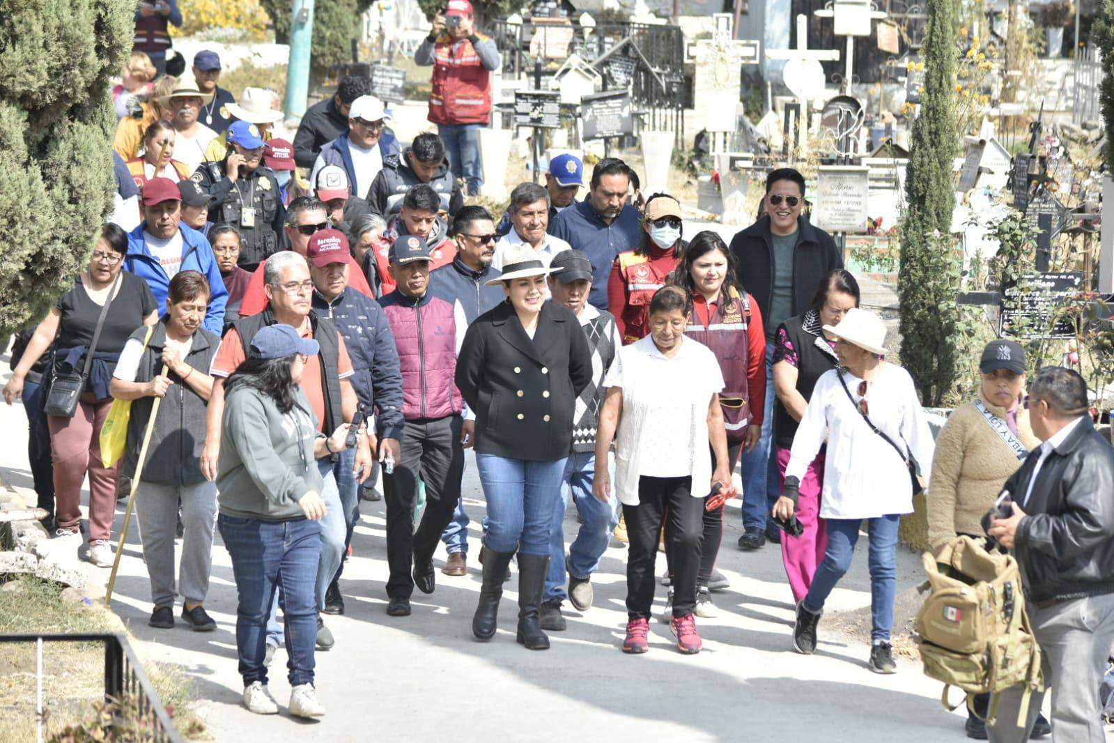 Berenice Hernández supervisa trabajos de limpieza en el panteón de Tlaltenco